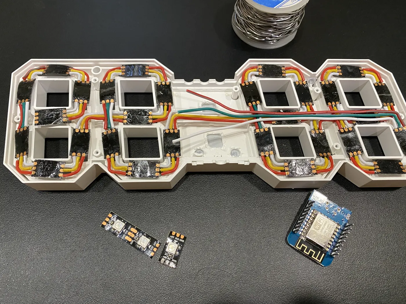 時鐘內部的 LED 燈條與 ESP8266